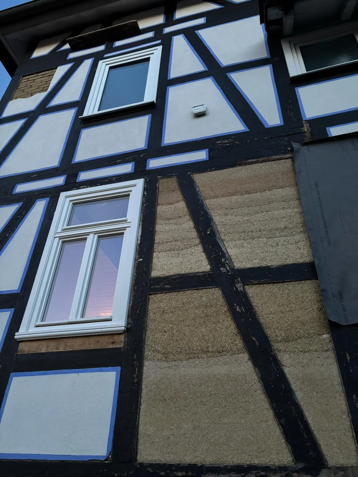 Fachwerkfassade mit erneuerten Ausfachungen