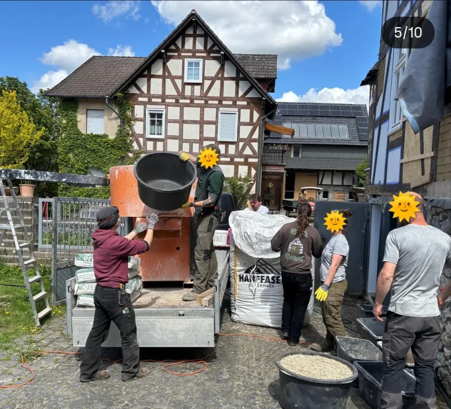 Workshop zu traditionellen Baustoffen in einem historischen Gebäude